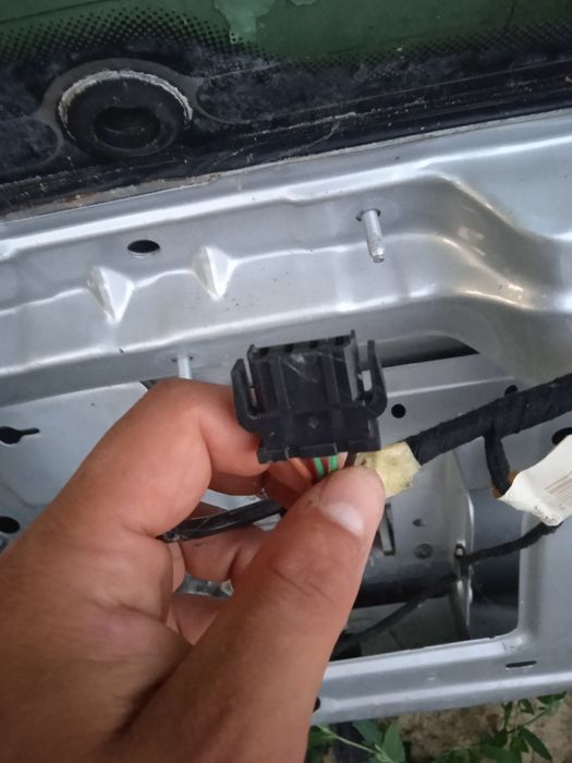 Vând ușă spate cu lunetă pentru vw golf 4 preț 300 lei negociabil