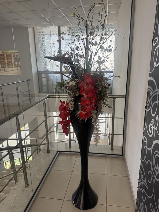 Ваза висока черна