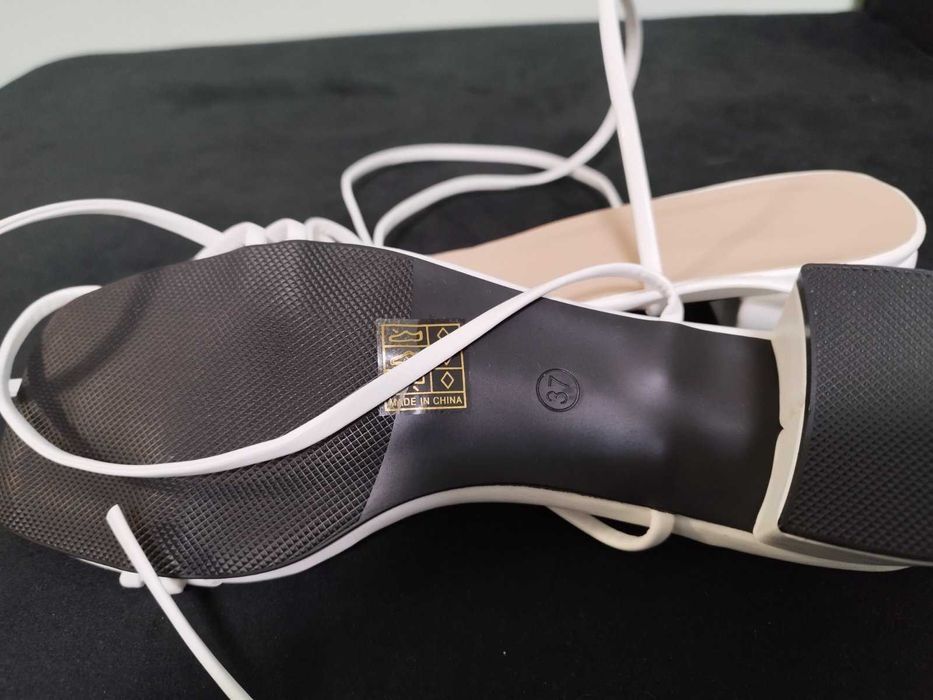 Бели сандали с връвки