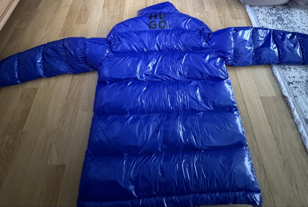 Geaca hugo boss , lucioasa albastra , calitate premium