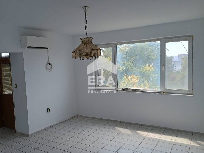 Тристаен апартамент във вход тухлена пломба в кв."Младост" за продажба