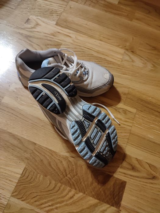 Vând adidași dama Reebok