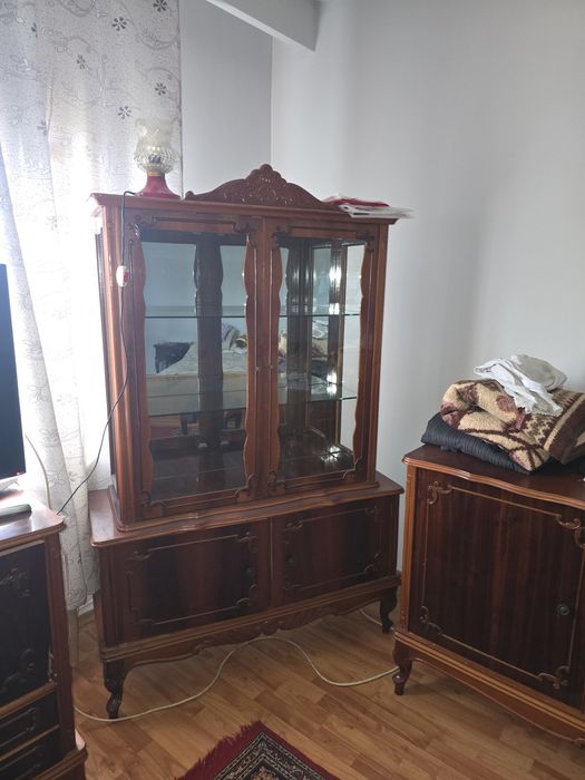 Mobilier vechi din lemn masiv