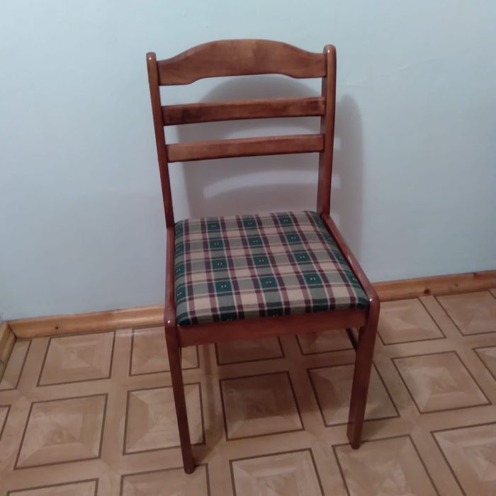 Стол кухонный и стулья