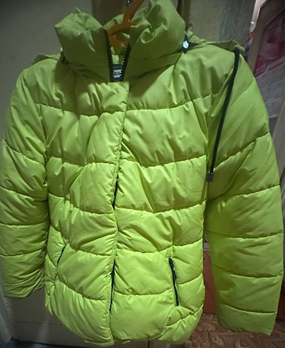 Продаю куртку на девочку