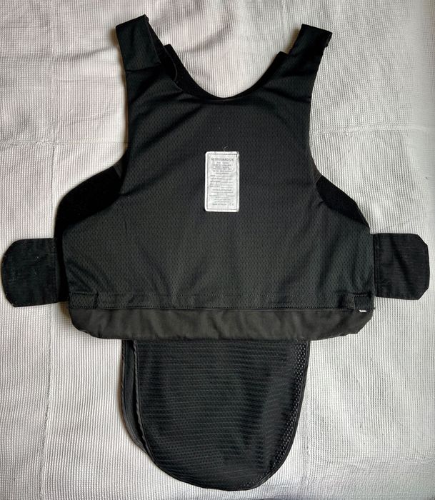 Бронежилетка VestGuard UK, NIJ Level (1) Stab, за скрито носене, против хладно оръжие, произведена във Великобритания