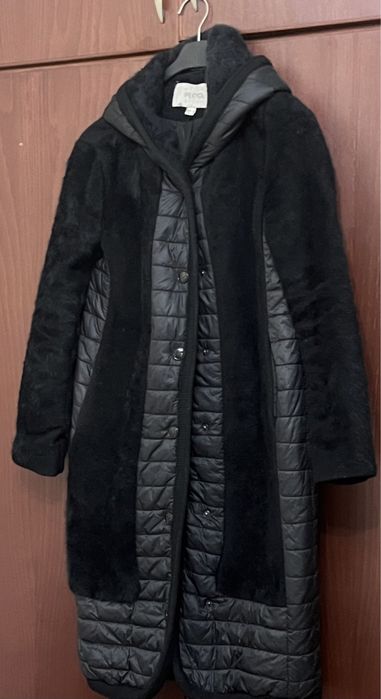 Пальто с капюшоном черное .