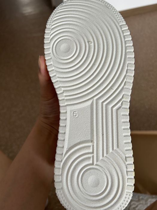 Продам кроссовки