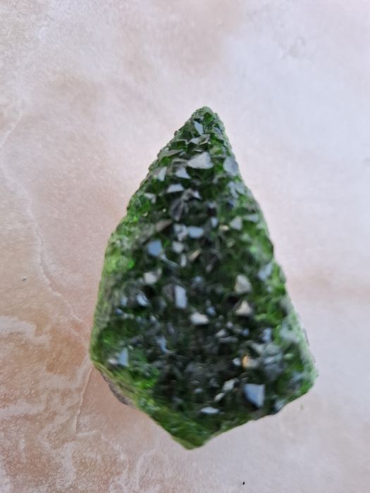 Cluster cristal verde geoda verde cu inaltimea de 6 cm