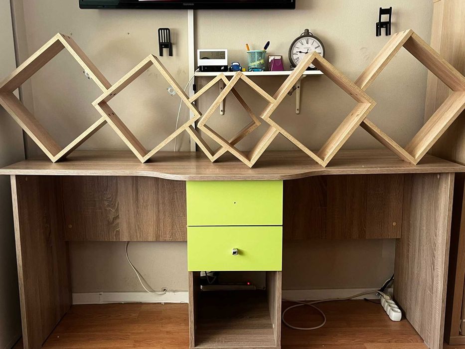 Продавам ученическо бюро