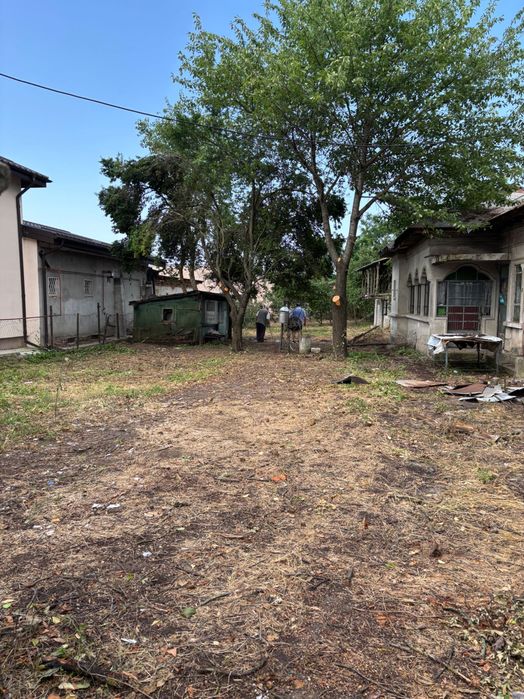 Teren intravilan cu casă demolabila
