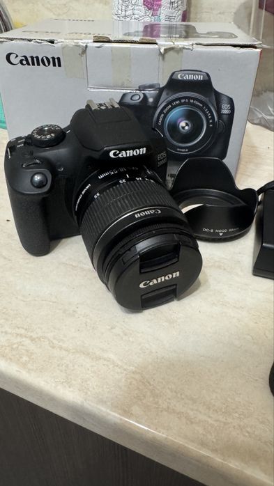 Фотоапарат Canon EOS 2000D.
