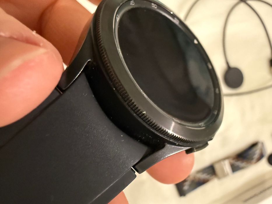 Продам смарт часы. 
Samsung galaxy watch 4 classic + два ремешка