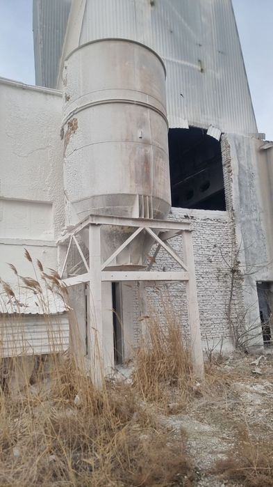 Бункер сотилади. 2 та бор , оёклари билан размер фото да фагонада.