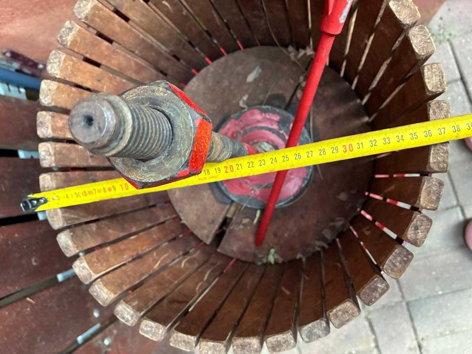 Presa manuala pentru fructe 40 L, cuva Ø35 cm, lemn masiv de stejar si fonta