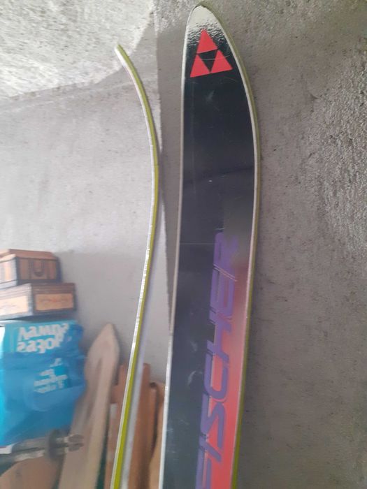 Продавам запазени ски Fisher с щеки