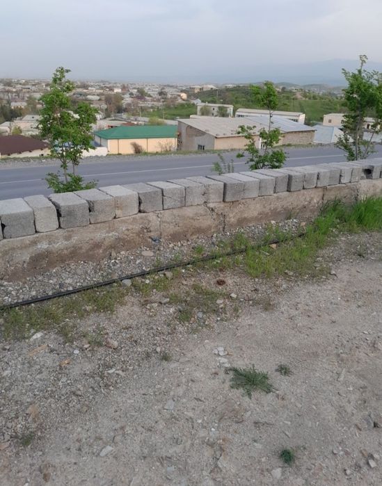 Uchastka sotiladi gortda joylashgan