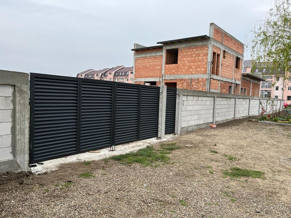 Garduri si porti din panouri stil jaluzele, sipca metalica, tabla cutata, plasa bordurata, fier forjat, BCA sau beton si alte modele disponibile