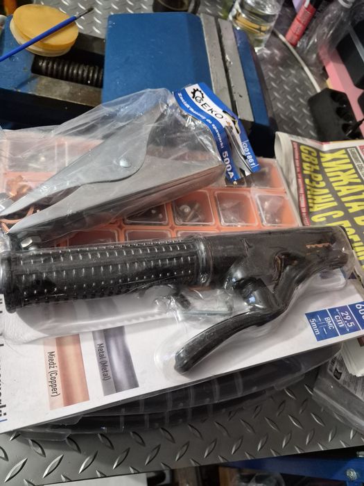 Ръкохватка и щипка за електрожен.