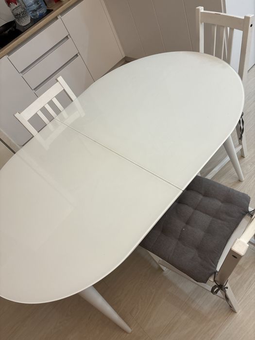 Белый кухонный стол и стулья