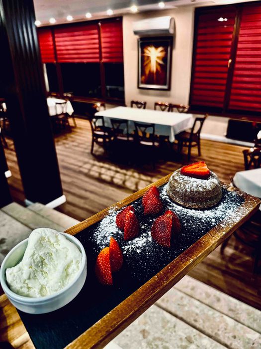 ХОТЕЛ с РЗП 1300 кв.м., работещ, град Карлово