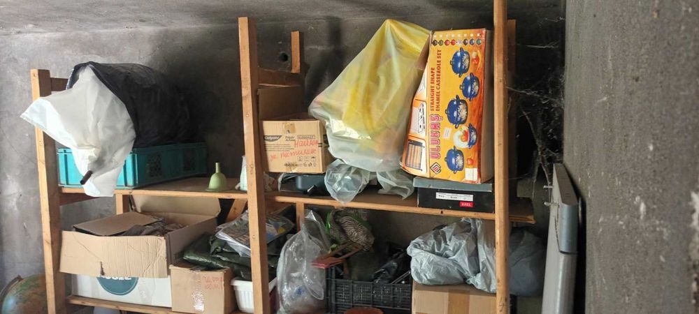 3 броя здрави ,сглобяеми,дървени стелажи