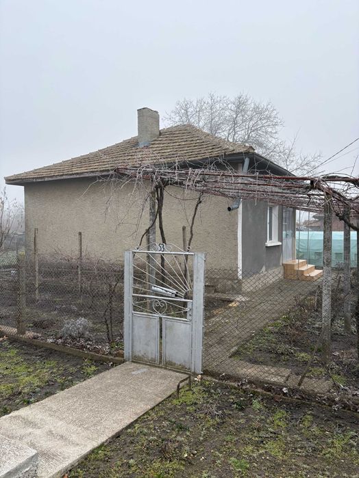 Продавам къща с двор - Генерал Тошево