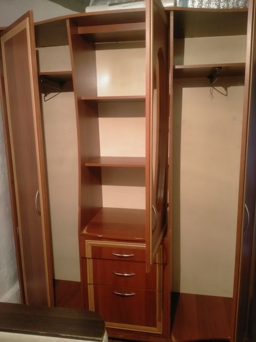 Продам шкаф и две тумбочки