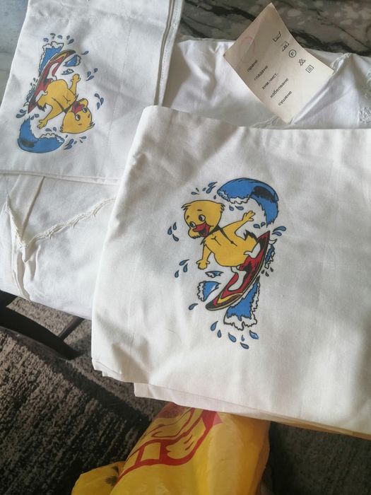 Продавам чаршаф калъвка и плик за детски креват и 5 слипчета от соца.