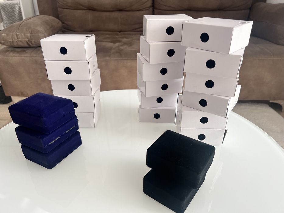 22 buc. Cutii catifelate pentru bratari - albastru indigo si negru