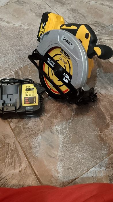 Circular de mana Dewalt cu încărcător și baterie de 6A