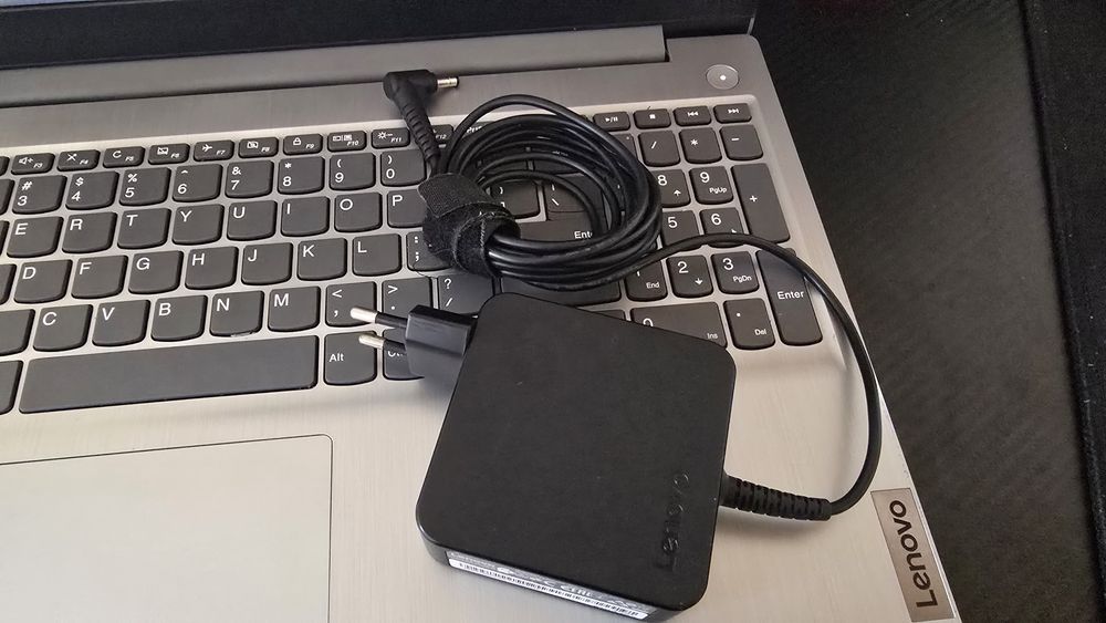 Laptop Lenovo i3 gen 10,4gb ram,256 ssd, 1920x1080