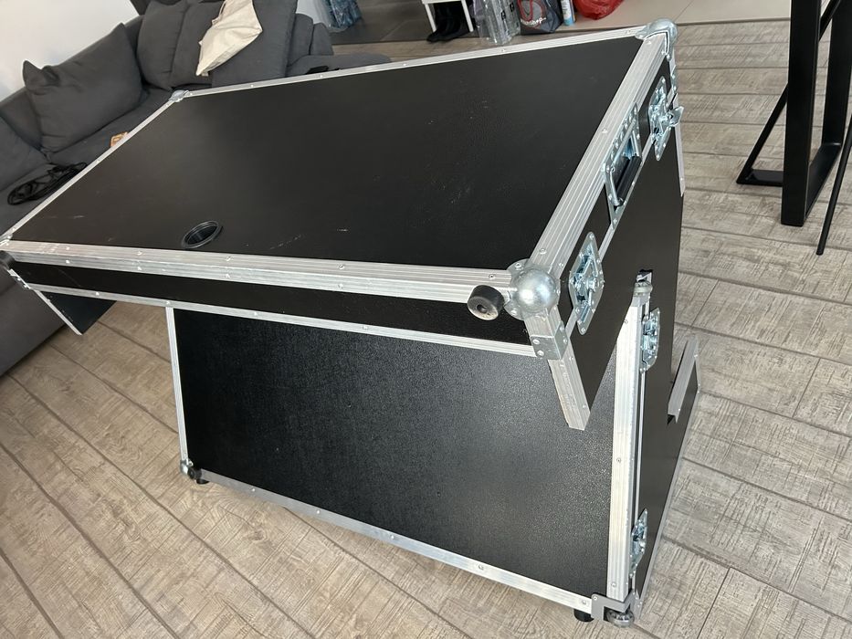 pupitru DJ flight case