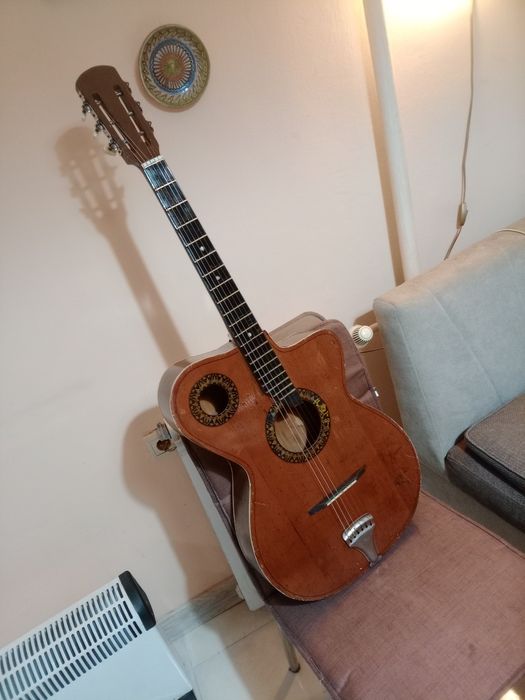 Две китари едната класическа