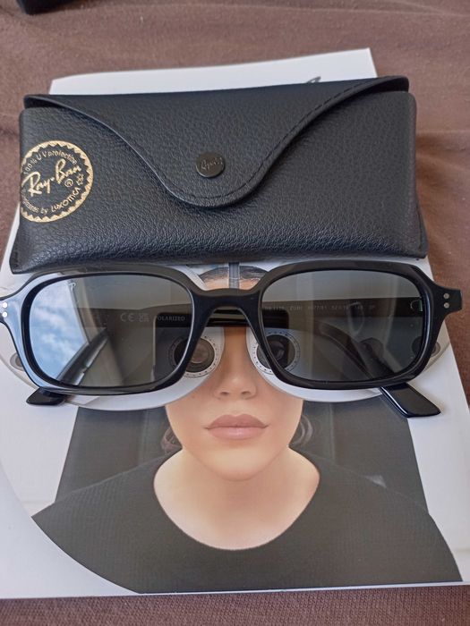 Слънчеви очила е Ray-Ban Zuri Bio-Based (RB4455).