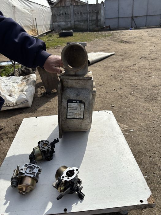 Vând piese motopompa.