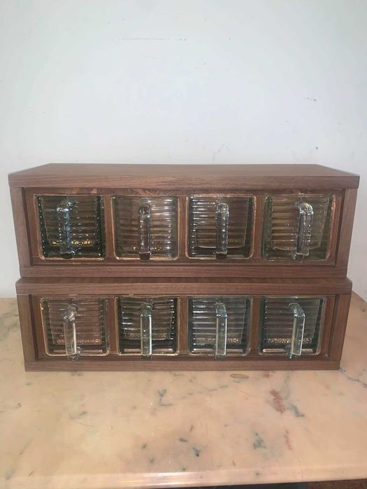 Raft de bucatarie cu pahare de sticla