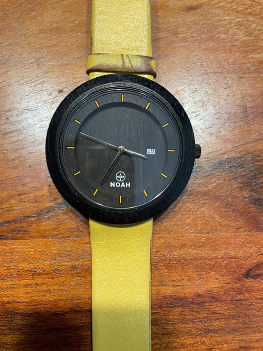 Ceas NOAH din lemn, curea galbenă, cu dată, cutie originala