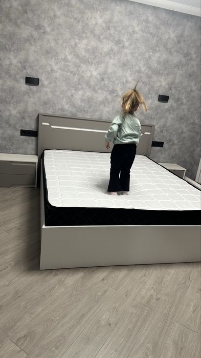 Продам кровать и тумбы