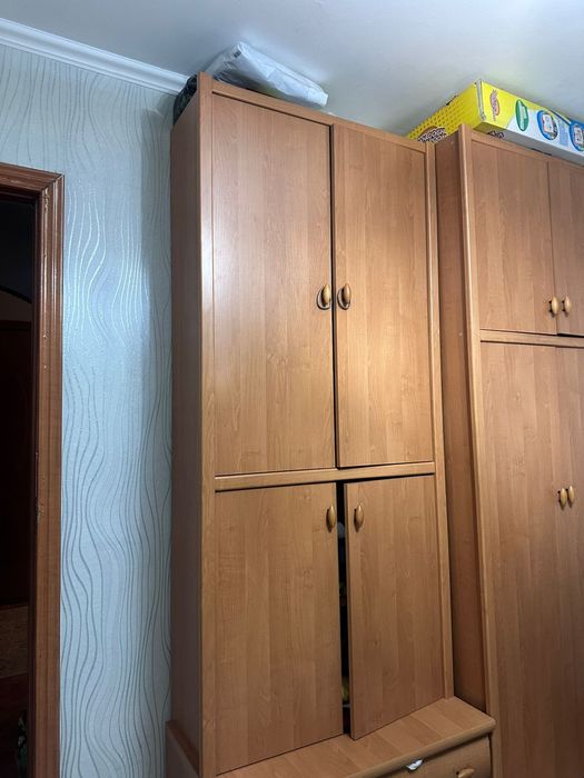 Продам б/у шкафы стеклянные двери,  мебель дешево срочно