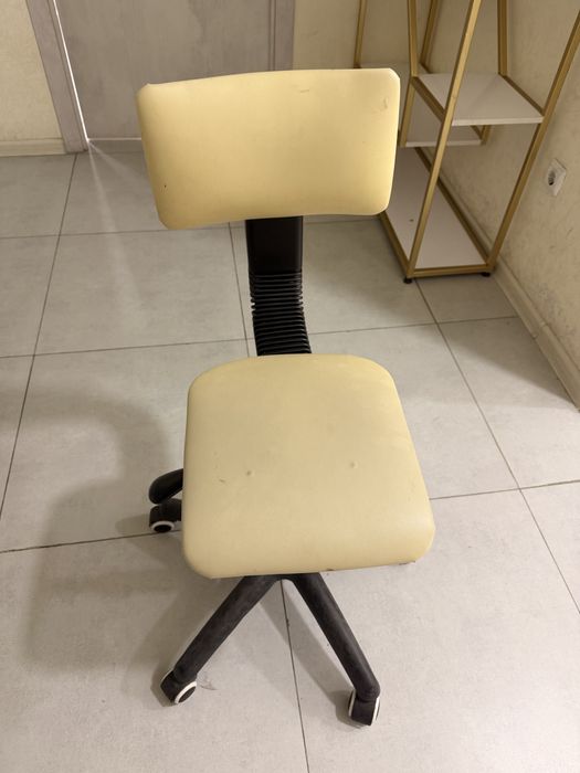 Офисный стул сотилади