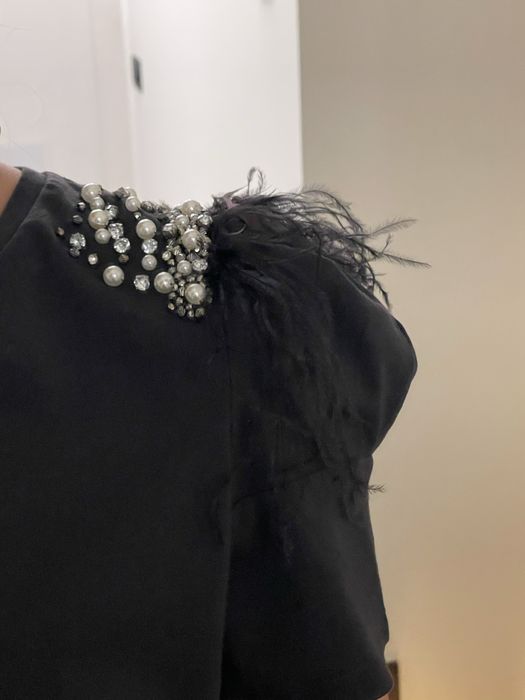 Tricou Pinko cu pene pe umeri