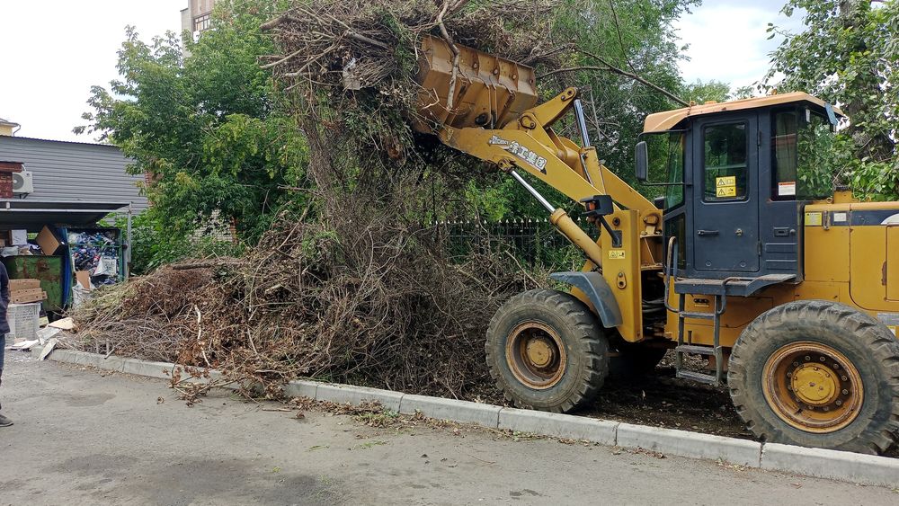 Вывоз мусора на самосвале хово