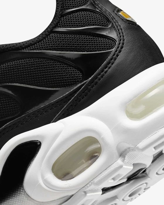 Nike TN Air Max Black and White Plus / Outlet
