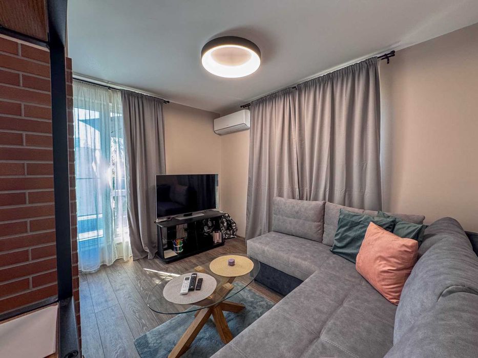 Дава се под наем Двустаен апартамент в Бургас, Център - 65 кв.м за 867 € - Снимка #2