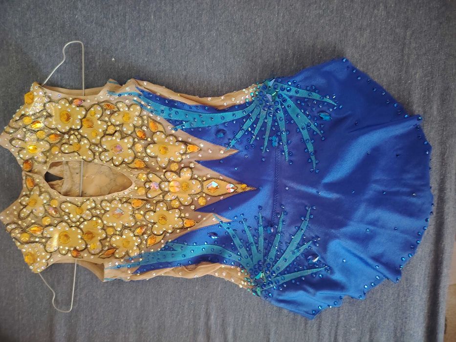 Продавам трика за художествена гимнастика + подарък уреди