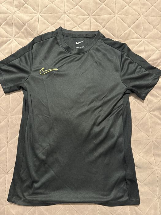 Тениска и къси гащи на Nike с подарък