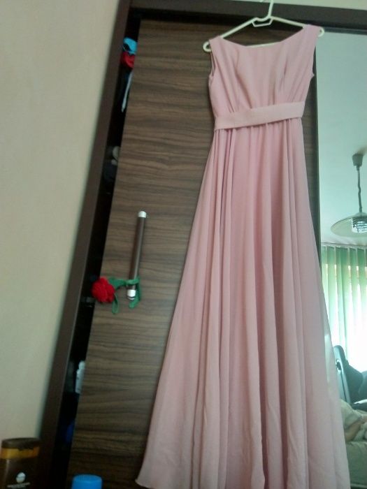 Рокля чисто нова.
