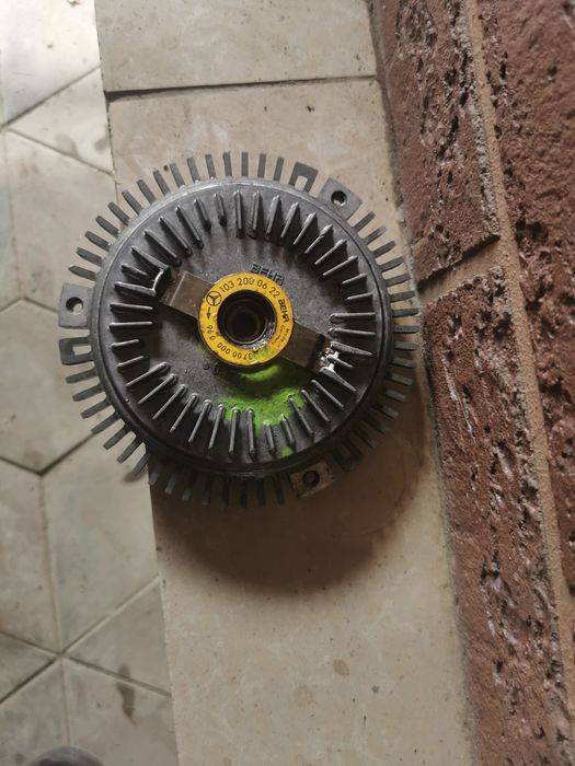 Запчастей на машине машину мерседес