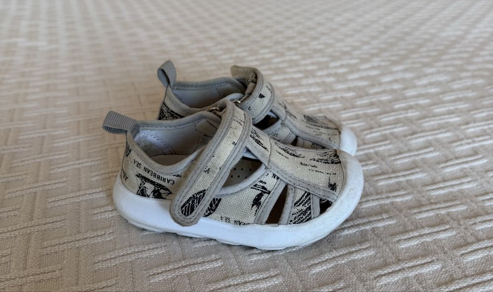 Продам детскую обувь